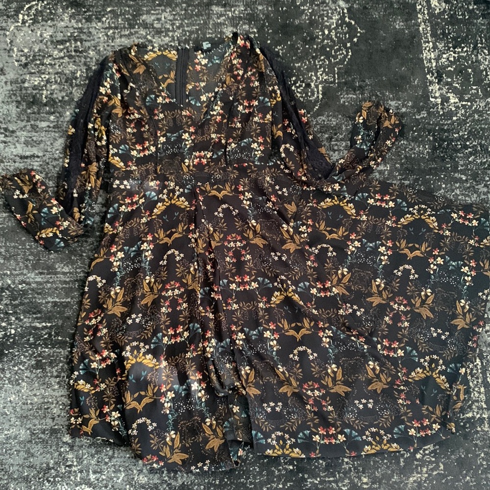 Black Floral Long Sleeved Lace Forever 21 Romper With Cape Women’s Size Medium